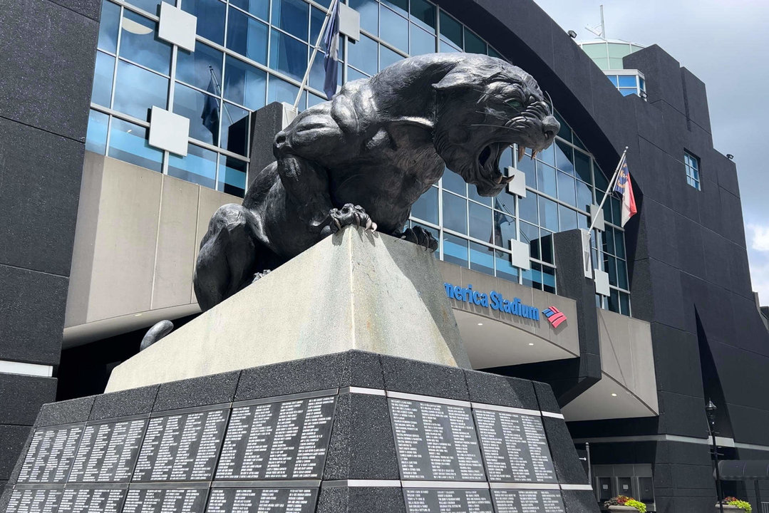 Fotografía del Bank of America Stadium este lunes, en Charlotte (EE.UU.). Uruguay y Colombia juegan este miércoles la semifinal de la Copa América y pasarán del calor seco del desierto de Las Vegas (Nevada) y Glendale (Arizona) a unas condiciones climáticas completamente distintas en Charlotte (Carolina del Norte), donde el porcentaje de humedad subió hasta un 82 %. EFE/ Andrea Montolivo