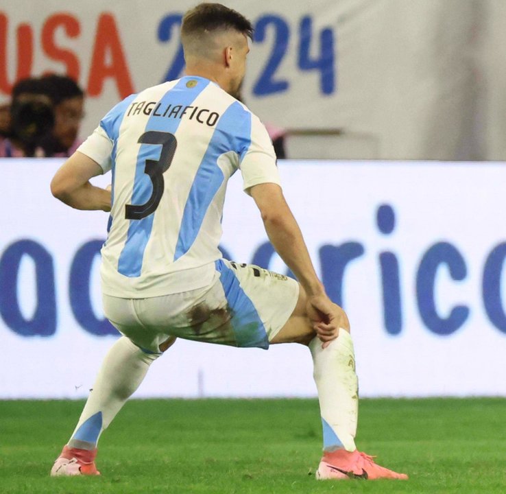 Fotografía de archivo del defensor Nicolás Tagliafico, quien este lunes, a 24 horas del partido de semifinales de la Copa América de Estados Unidos, advirtió sobre las dificultades que puede pasar la selección de Argentina contra Canadá en East Rutherford. EFE/EPA/Leslie Plaza Johnson