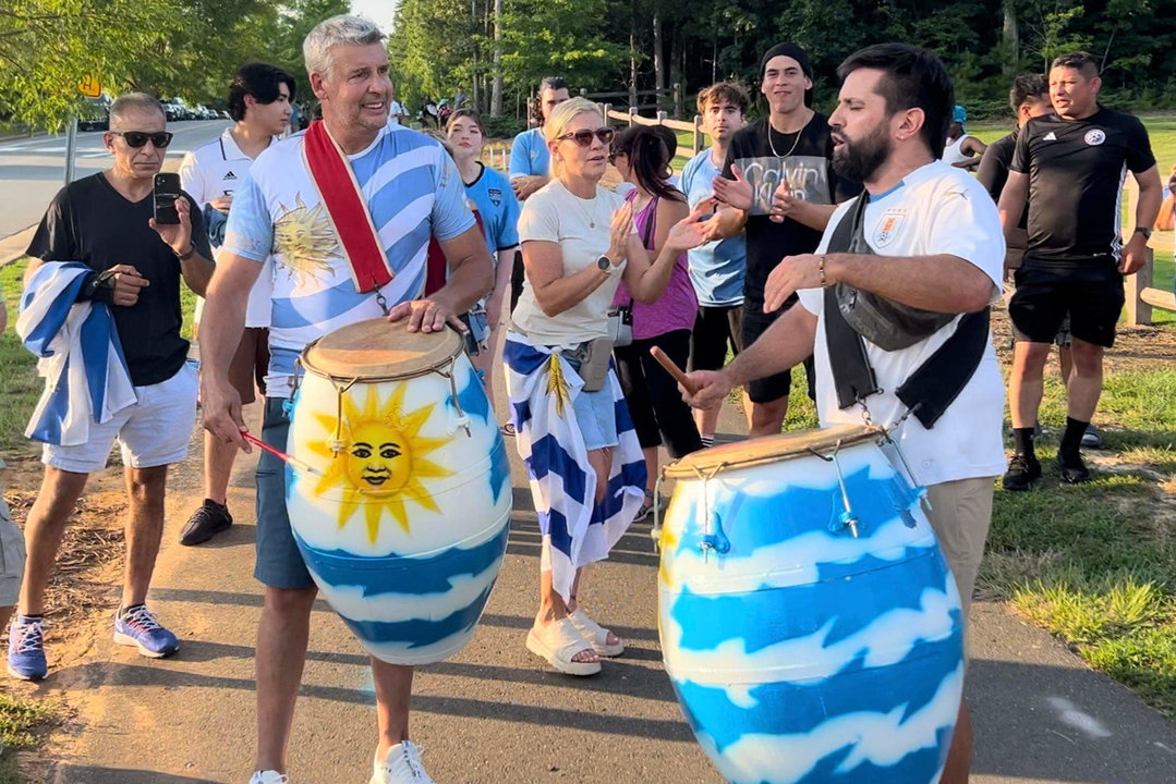 Hinchas de Uruguay animan este martes, en Charlotte (EE.UU.). EFE/ Andrea Montolivo