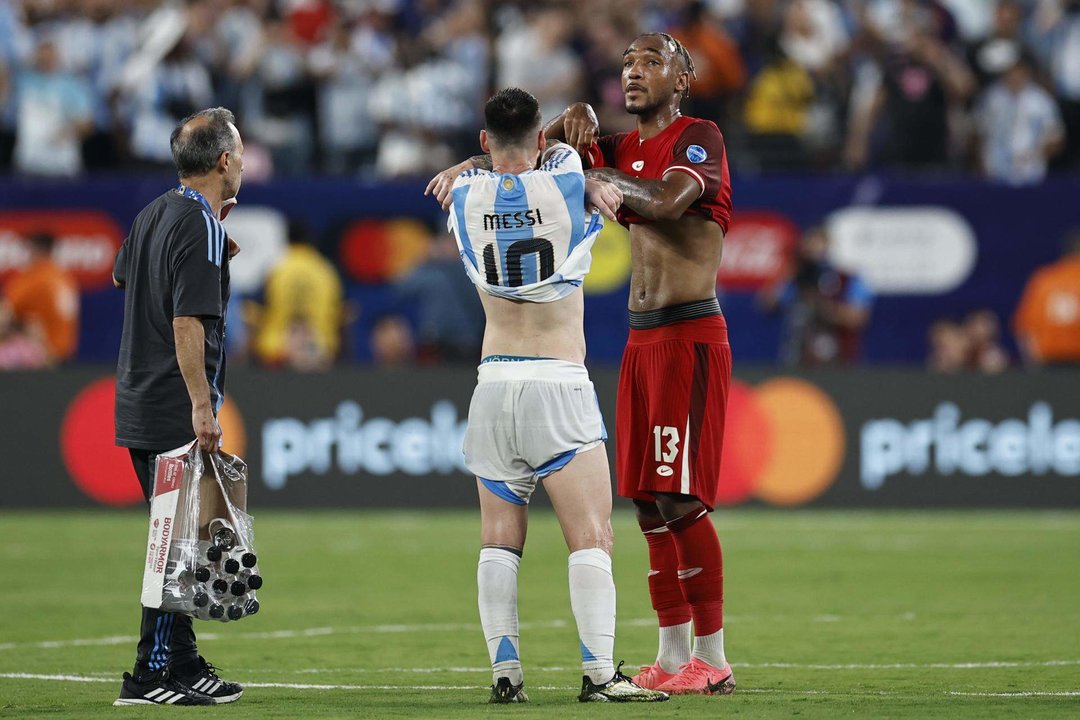 El capitán de Argentina, Lionel Messi (c), fue registrado este martes, 9 de julio, al intercambiar la camiseta con el defensa canadiense Derek Cornelius, al final de la primera semifinal de la Copa América 2024, en el estadio MetLife de East Rutherford (Nueva Jersey, EE.UU.). EFE/CJ Gunther