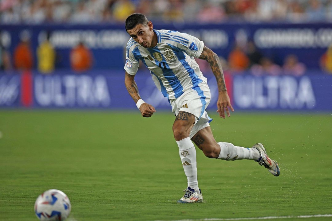 El delantero argentino Ángel Di María fue registrado este martes, 9 de julio, durante la primera semifinal de la Copa América 2024 contra Canadá, en el estadio MetLife de East Rutherford (Nueva Jersey). EFE/CJ Gunther