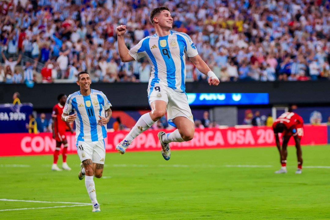 El delantero argentino Julián Álvarez (c) fue registrado este martes, 9 de julio, al celebrar un gol que le anotó a Canadá, durante la primera semifinal de la Copa América 2024, en el estadio MetLife de East Rutherford (Nueva Jersey, EE.UU.). EFE/Justin Lane