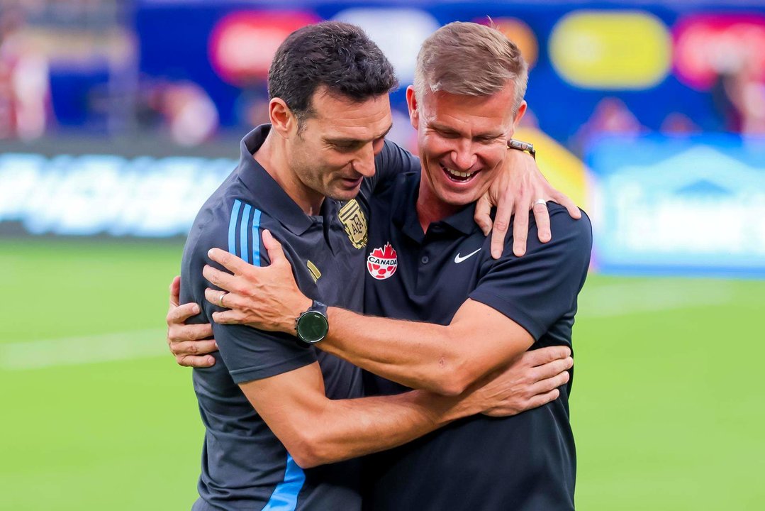 El seleccionador de Argentina Lionel Scaloni (i) se abraza con su colega de Canadá Jesse Marsch (d) al final de la semifinal de la Copa América EE.UU. 2024. EFE/JUSTIN LANE