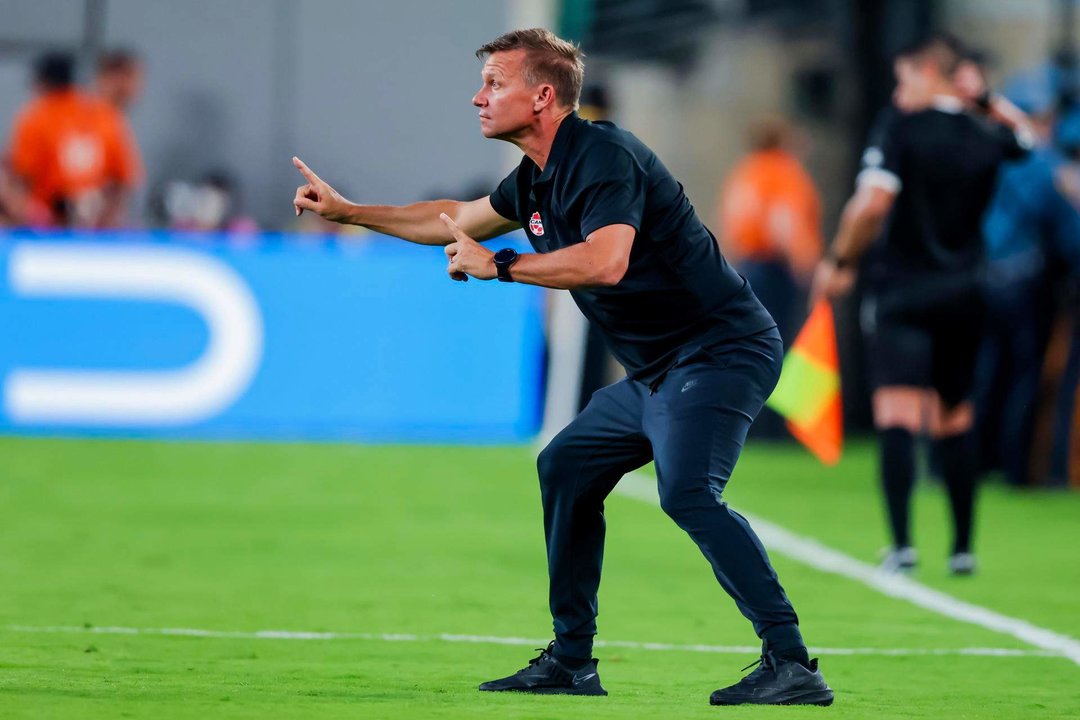 El seleccionador de Canadá, Jesse Marsch, fue registrado este martes, 9 de julio, durante la primera semifinal de la Copa América 2024 contra Argentina, en el estadio MetLife de East Rutherford (Nueva Jersey, EE.UU.). EFE/Justin Lane