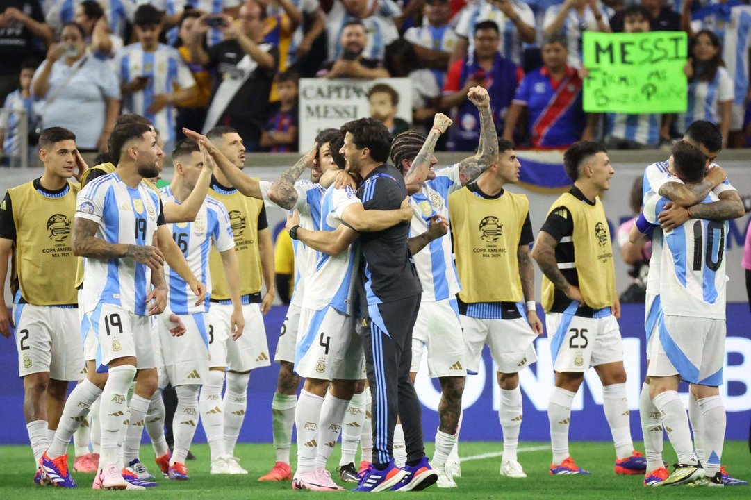 Imagen de archivo tomada a la selección de Argentina, campeón de la Copa América 2021 y del Mundial de Catar 2022, que ahora se alista para disputar este domingo en Miami otra gran final. EFE/EPA/LESLIE PLAZA JOHNSON