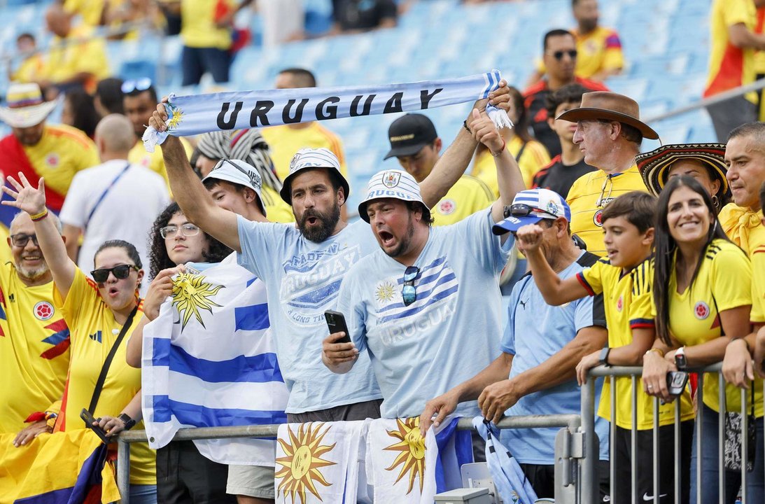 Aficionados de Uruguay y Colombia fueron registrados este miércoles, 10 de julio, antes del inicio de la segunda semifinal de la Copa América 2024 que disputarán las selecciones de fútbol de sus países, en las gradas del estadio Bank of America de Charlotte (Carolina de Norte, EE.UU.). EFE/Erik S. Lesser