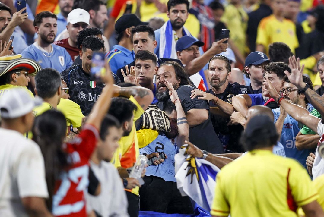 Aficionados de Uruguay y Colombia fueron registrados este miércoles, 10 de julio, al pelearse, al final de la segunda semifinal de la Copa América 2024, en las gradas del estadio Bank of America de Charlotte (Carolina del Norte). Colombia se impuso por 1-0 y accedió a la final. EFE/Brian Westerholt