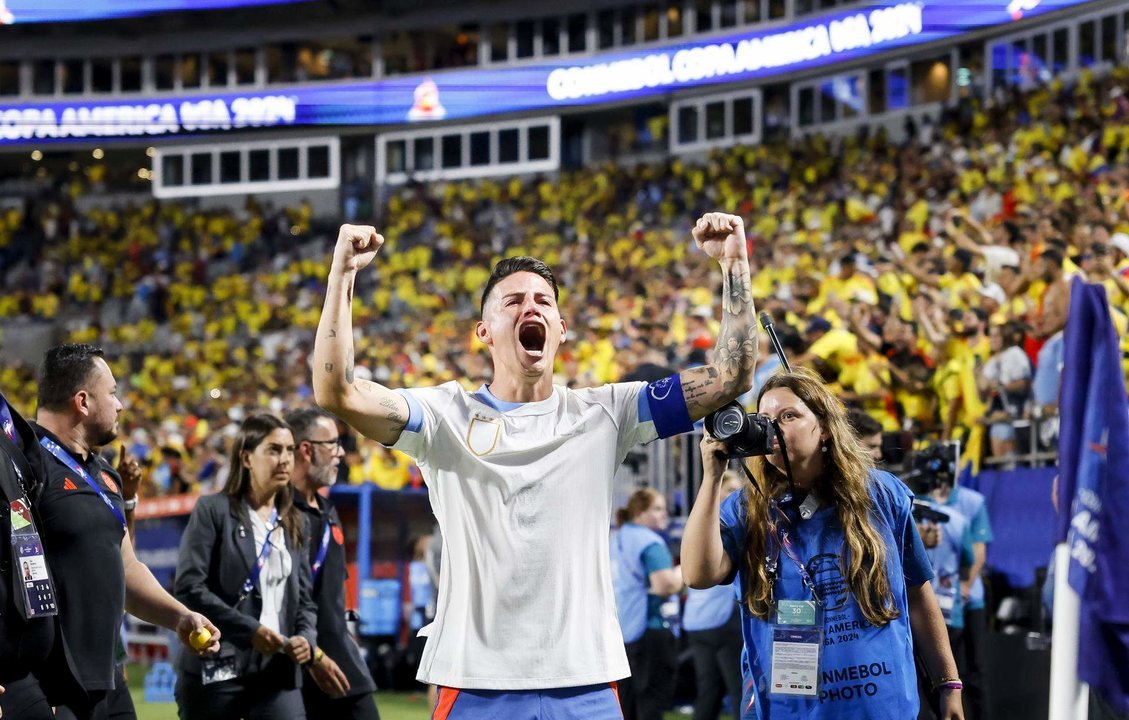 El centrocampista y capitán de Colombia, James Rodríguez (c), fue registrado este miércoles, 10 de julio, al celebrar la victoria de su equipo por 1-0 sobre Uruguay y su paso a la final de la Copa América 2024, al final de la segunda semifinal del torneo, en el estadio Bank of America de Charlotte (Carolina del Norte, EE.UU.). EFE/Erik S. Lesser