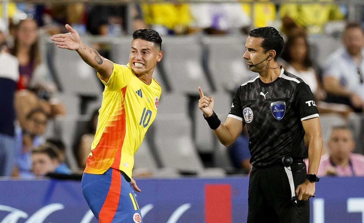 El colombiano James Rodríguez (i) discute con el árbitro César Ramos (d) durante la Copa América 2024. EFE/EPA/ERIK S. LESSER