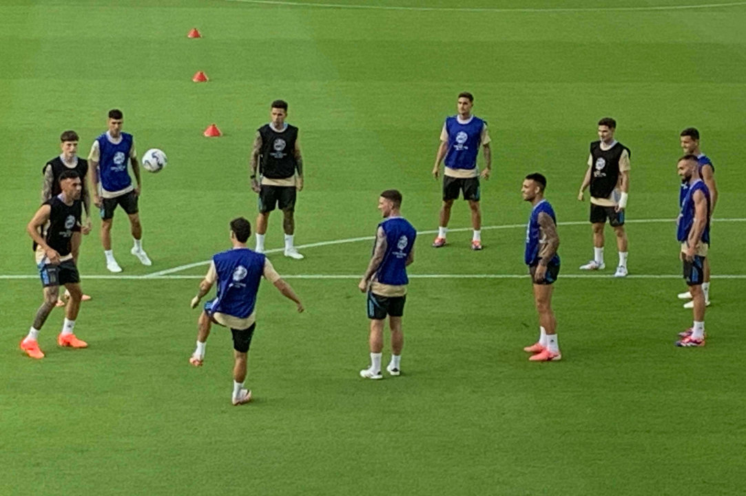 Fotografía de archivo, tomada el pasado 3 de julio, en la que se registró a jugadores de la selección nacional de fútbol de Argentina, durante un entrenamiento, en el estadio NRG de Houston (Texas, EE.UU.). EFE/Óscar González