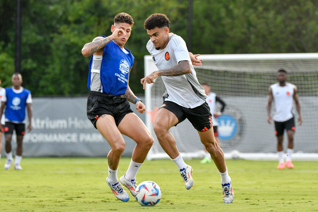 Fotografía cedida por la Federación Colombiana de Fútbol (FCF) en la que se registró a los integrantes de la selección Colombia Luis Díaz (d) y Jorge Carrascal al disputar un balón, durante un entrenamiento, en Charlotte (Carolina del Norte, EE.UU.). EFE/FCF