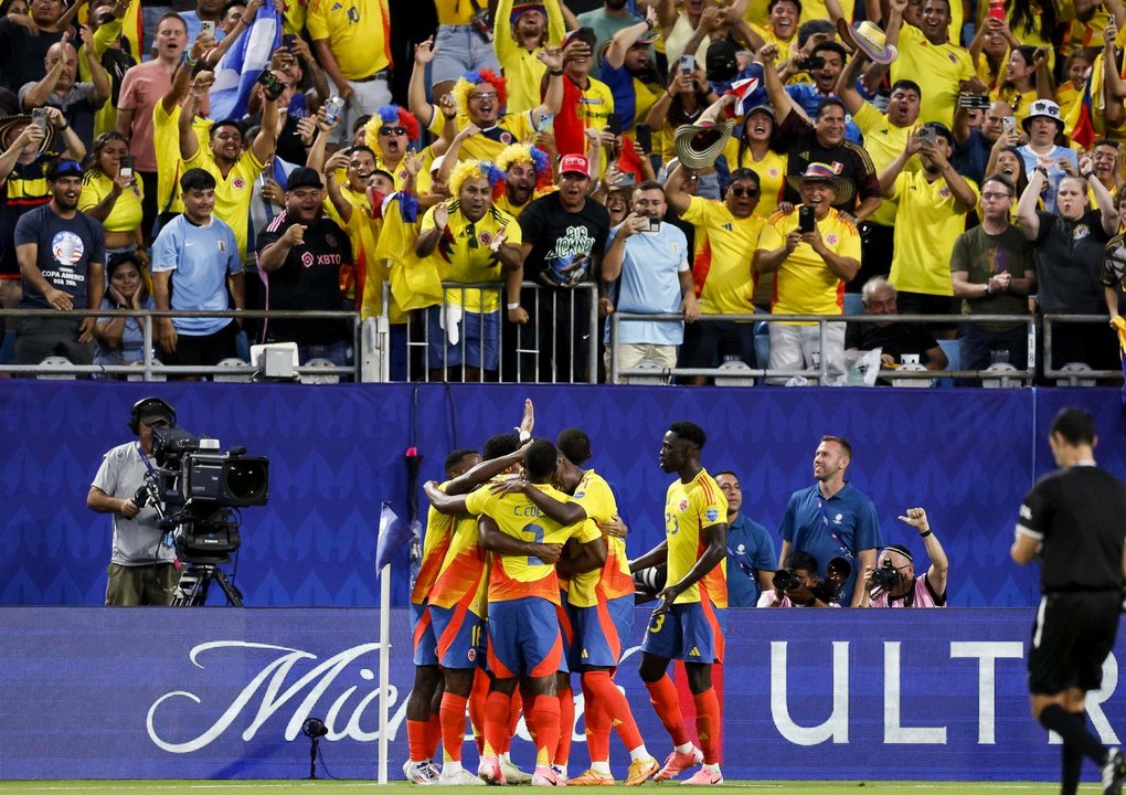 Jugadores de la selección colombiana de fútbol fueron registrados el pasado 10 de julio al celebrar el gol que Jefferson Lerma le anotó a Uruguay, durante la segunda semifinal de la Copa América 2024, en el estadio Bank of America de Charlotte (Carolina del Norte, EE.UU.). Colombia se impuso por 1-0 y disputará con Argentina la final del certamen. EFE/Erik S. Lesser