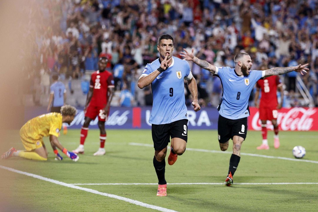 Luis Suárez de Uruguay (C) celebra con su compañero Nahitan Nandez en la  Copa América. EFE/EPA/ERIK S. MENOR