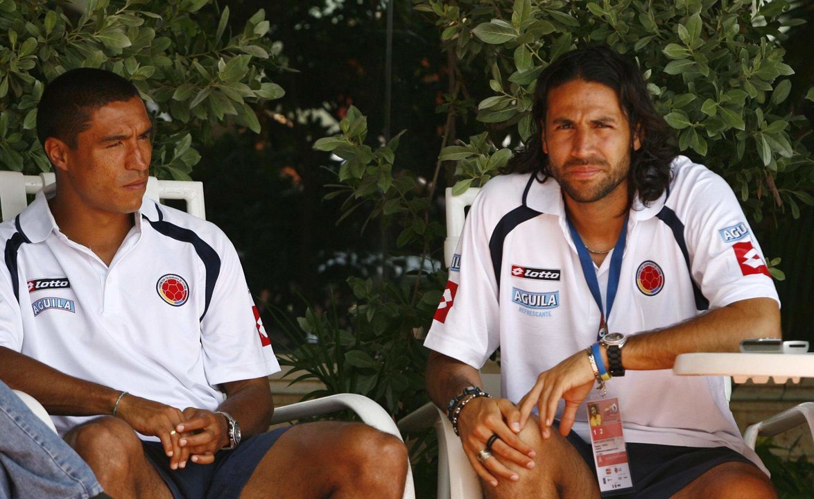 Fotografía de archivo, tomada en junio de 2007, en la que se registró a los entonces defensores centrales de la selección colombiana de fútbol, Iván Ramiro Cordoba (i) y Mario Alberto Yepes, antes del debut de su equipo en la Copa América de Venezuela. EFE/Leo La Valle