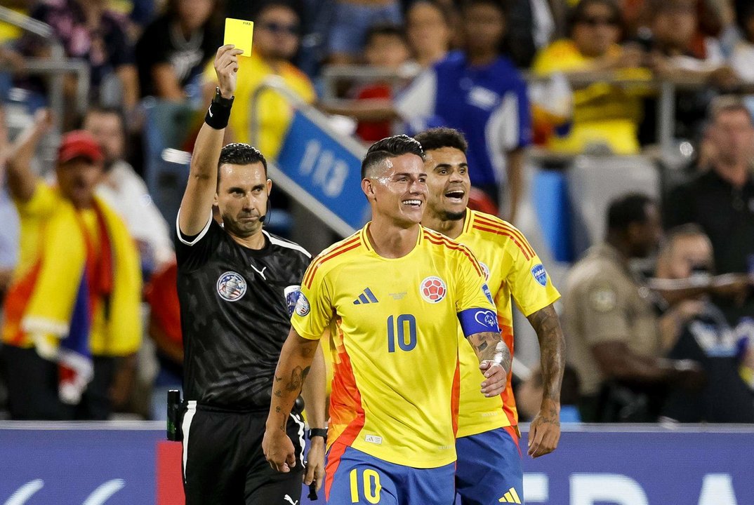 James Rodríguez (c), capitán de Colombia, durante las segunda semifinal de la Copa América 2024, en el estadio Bank of America de Charlotte (Carolina del Norte, EE.UU.). EFE/Erik S. Lesser