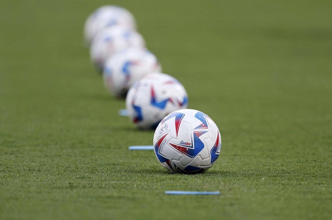 Balones de fútbol alineados para precalentamiento durante la Copa América 2024. EFE/EPA/ERIK S. MENOR