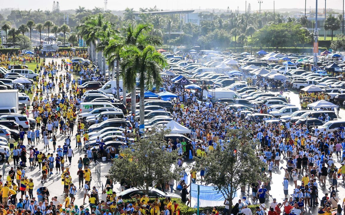 Aficionados colombianos y argentinos fueron registrados este domingo, 14 de julio, antes de ingresar al estadio Hard Rock de Miami, para presenciar la final de la Copa América 2024. EFE/Cristóbal Herrera