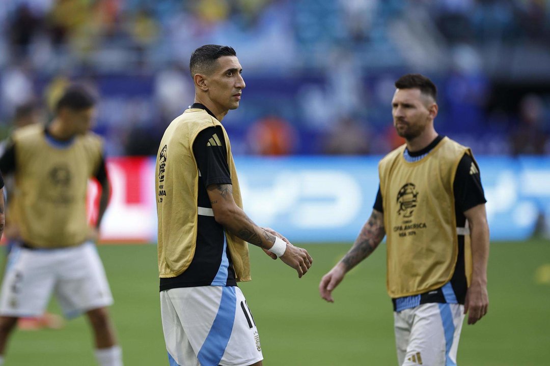 Angel Di Maria (I) y Lionel Messi de Argentina (D) durante los calentamientos de la final de la Copa América. EFE/EPA/CJ GUNTHER