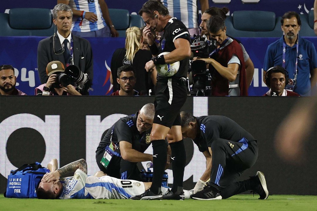 El atacante y capitán de Argentina, Lionel Messi, fue registrado este domingo, 14 de julio, al lamentarse de un golpe que recibió, durante la final de la Copa América 2024, en el estadio Hard Rock de Miami (Florida, EE.UU.). Messi se retiró en el segundo tiempo luego de lesionarse solo al intentar hacer una sprint en una carrera. EFE/CJ Gunther