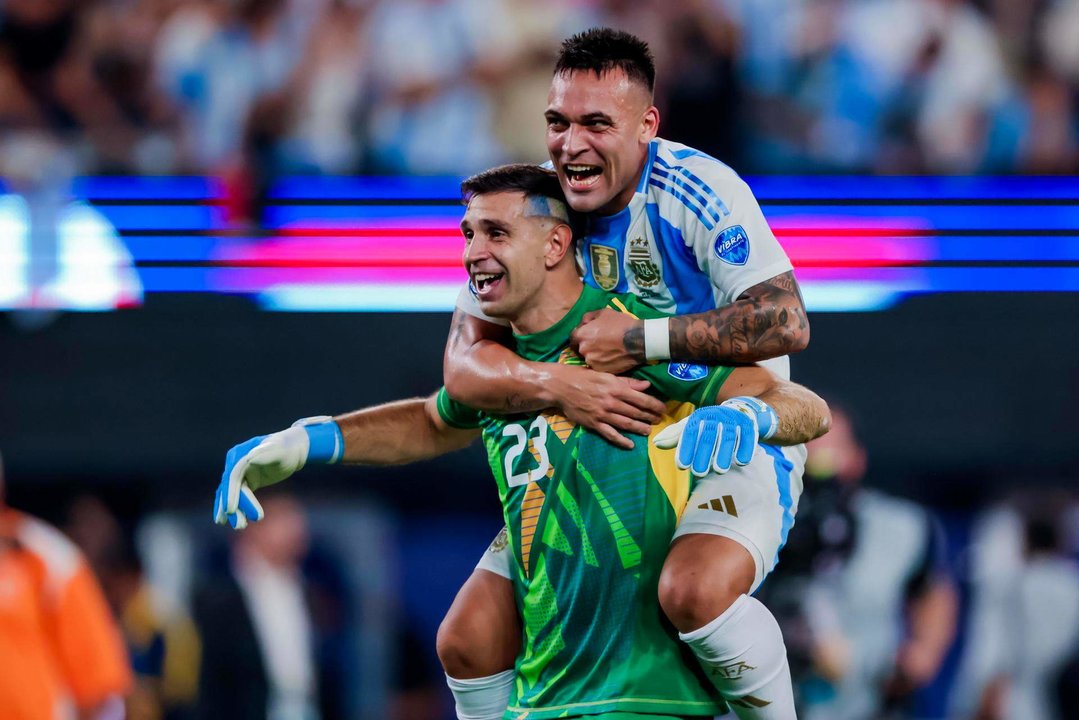 El portero Emiliano Martínez (I) de Argentina celebra con Lautaro Martínez (D) en la Copa América. EFE/EPA/JUSTIN LANE