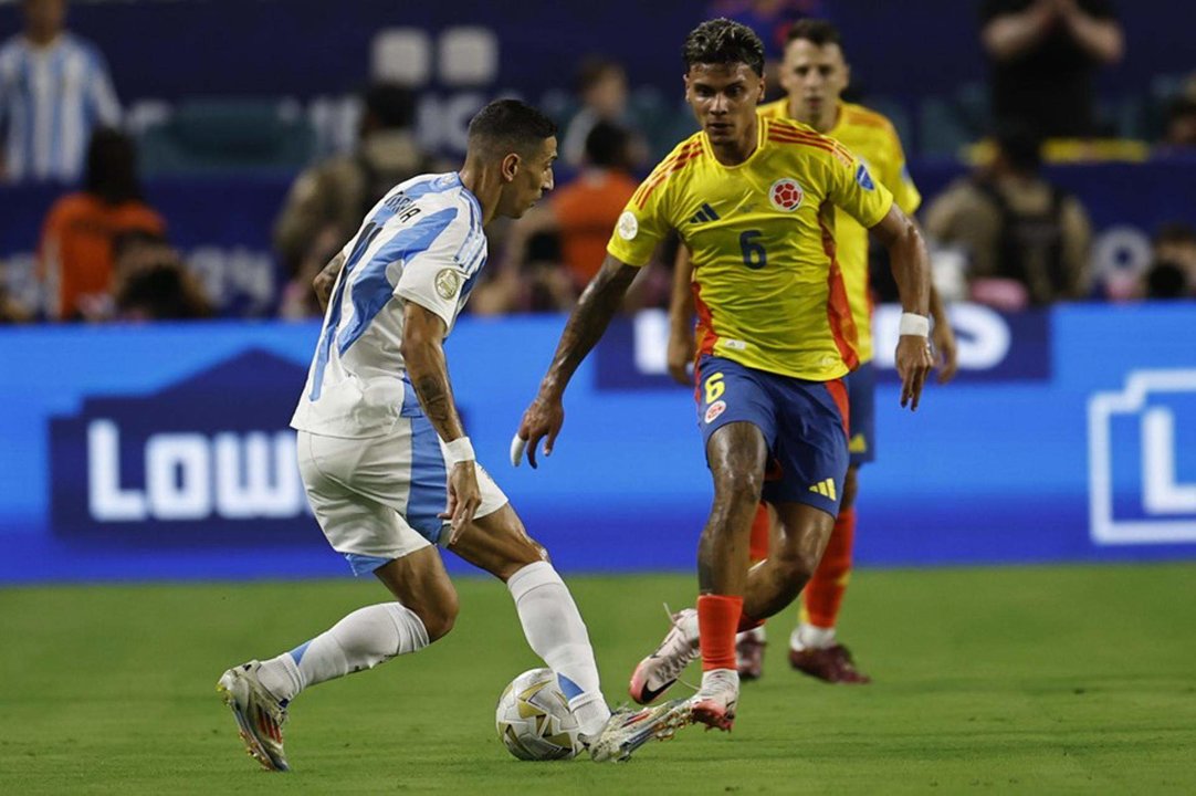 Angel Di María (L) de Argentina en acción contra Richard Ríos de Colombia durante la Copa América. EFE/EPA/CJ GUNTHER