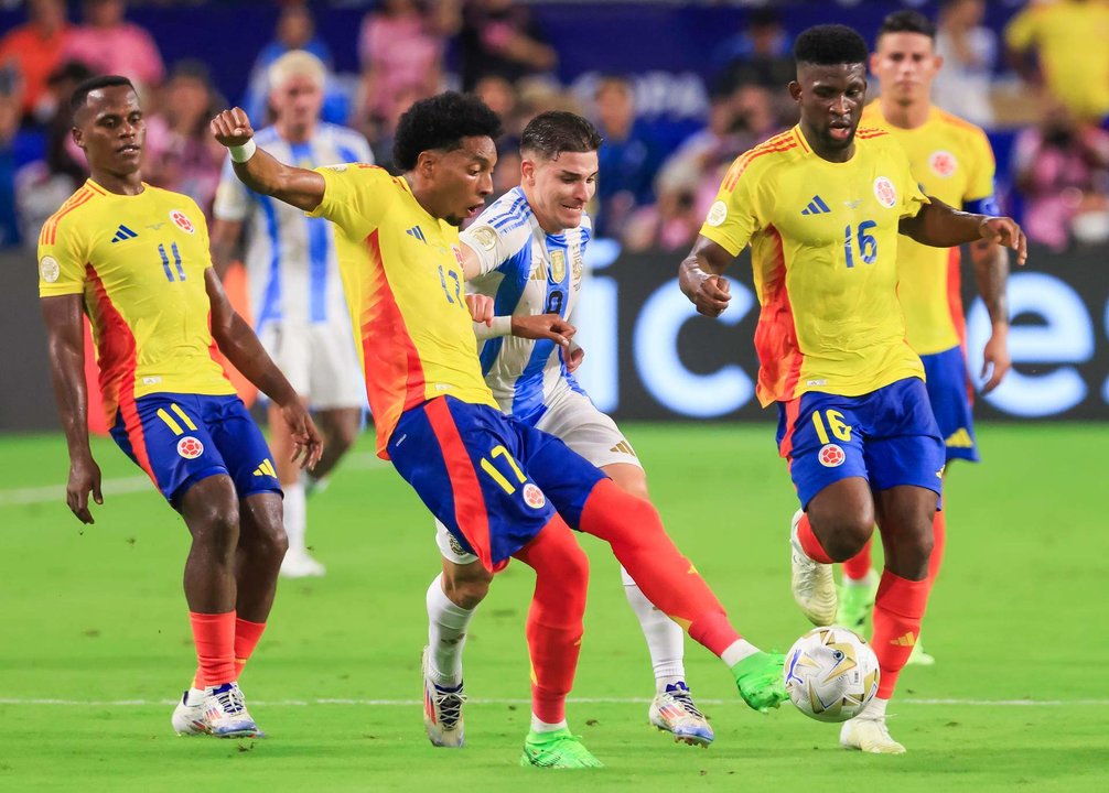 El defensa colombiano Johan Mojica (c-i) fue registrado este domingo, 14 de julio, al disputar un balón con el delantero argentino Julián Álvarez (c), durante la final de la Copa América 2024, en el estadio Hard Rock de Miami (Florida, EE.UU.). EFE/Critóbal Herrera