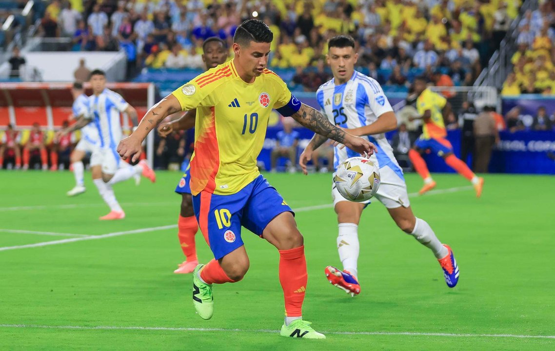 El centrocampista y capitán colombiano, James Rodríguez (i), fue registrado este domingo, 14 de julio, al controlar un balón, durante la final de la Copa América 2024 contra Argentina, en el Hard Rock Stadium de Miami (Florida, EE.UU.). EFE/Cristóbal Herrera