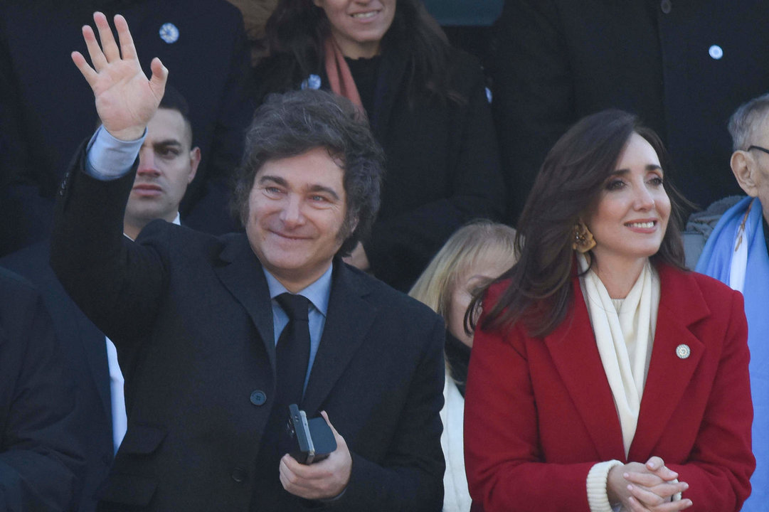 Fotografía de archivo del presidente de Argentina, Javier Milei, al saludar junto a la vicepresidenta Victoria Villarruel. EFE/ Matías Martín Campaya