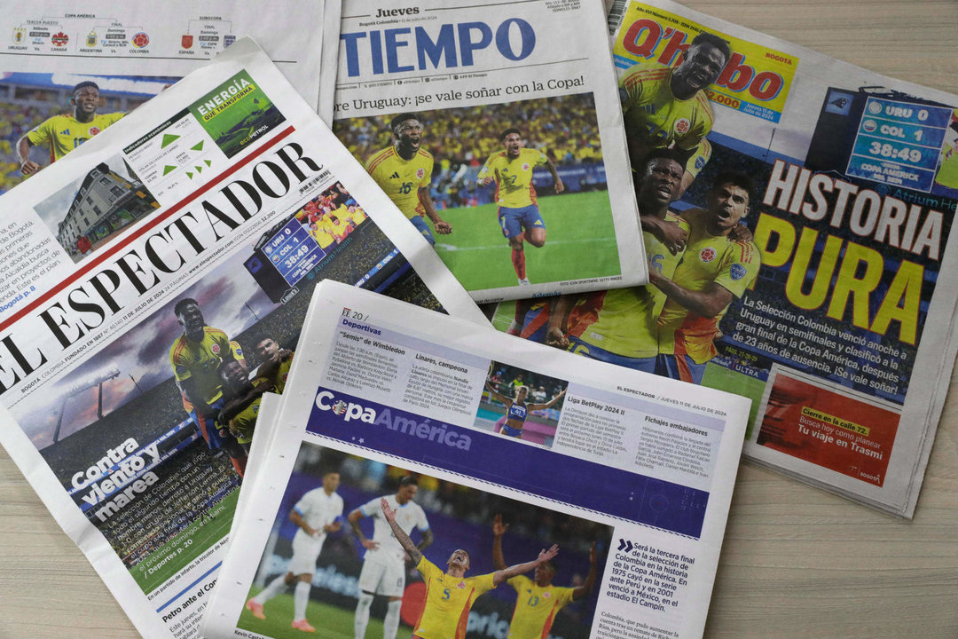 Fotografía de periódicos colombianos que destacan a la selección colombiana de fútbol en Bogotá (Colombia). EFE/ Carlos Ortega