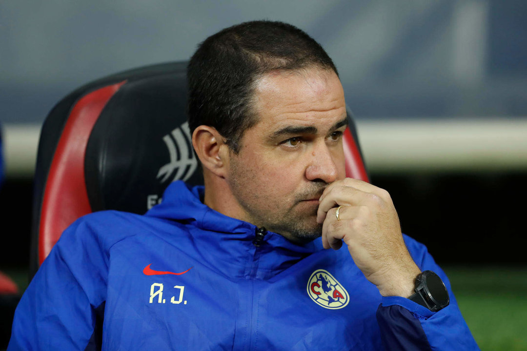 Imagen de archivo del entrenador del América Andre Soares durante un juego celebrado en el estadio Azteca de la Ciudad de México (México). EFE/Sashenka Gutiérrez