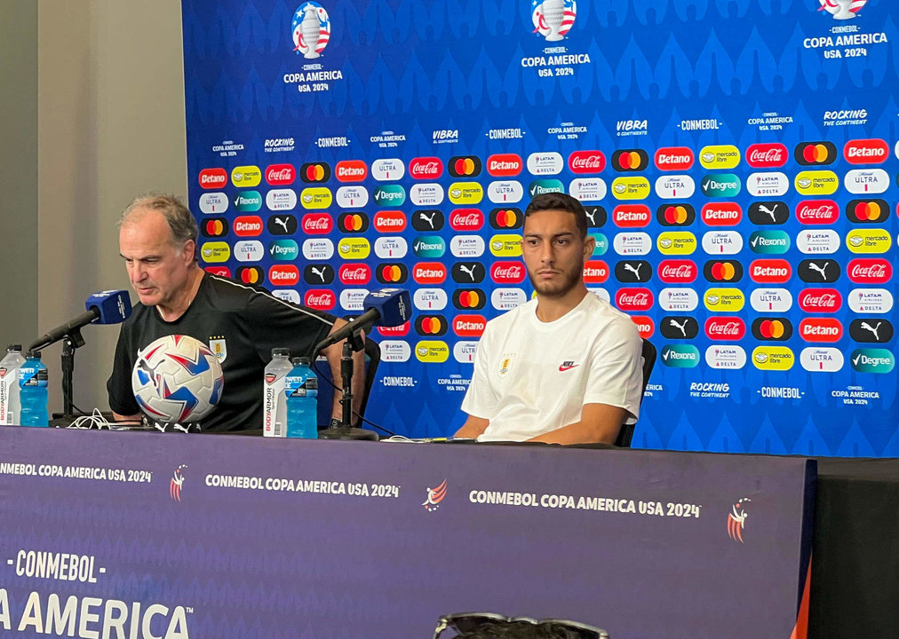 El seleccionador Marcelo Bielsa (i) de Uruguay habla durante una rueda de prensa en Charlotte (EEUU). EFE/ Andrea Montolivo