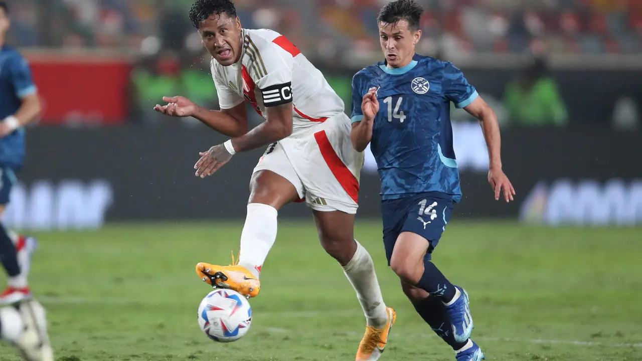 El peruano Renato Tapia (i) disputa un bal&oacute;n con el paraguayo Andr&eacute;s Cubas (d) este viernes en Lima durante el partido amistoso de preparaci&oacute;n para la Copa Am&eacute;rica de Estados Unidos que comienza el 20 de junio. EFE/ Paolo Aguilar