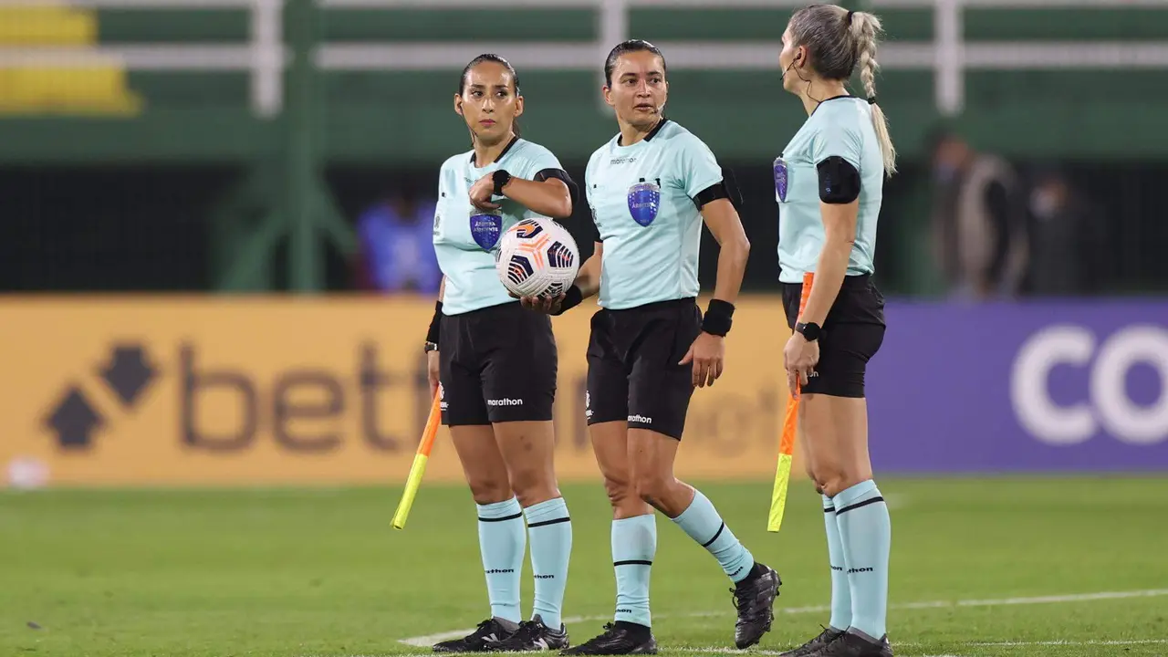 Fotograf&iacute;a de archivo, tomada el 27de mayo de 2021, en la que se registr&oacute; a las juezas Cindy Nahuelcoy (i), Edina Alves (c) y Neuza Back (d), al final del primer partido en la historia en las que cuatro juezas arbitraron un partido de la Copa Libertadores. EFE/Juan Ignacio Roncoroni