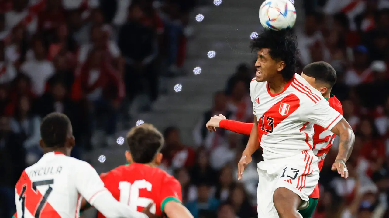 Fotograf&iacute;a de archivo en la que se registr&oacute; al centrocampista peruano Renato Tapia (d), durante un partido amistoso con la selecci&oacute;n de Marruecos, en el estadio Civitas Metropolitano de Madrid (Espa&ntilde;a). EFE/Juanjo Mart&iacute;n