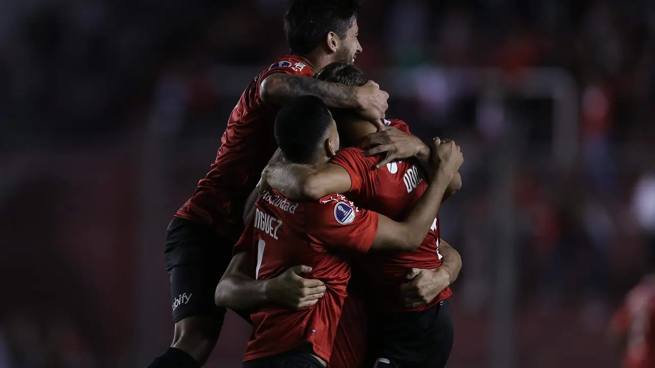 Fotograf&iacute;a de archivo en la que se registr&oacute; una celebraci&oacute;n de jugadores del club argentino de f&uacute;tbol Independiente de Avellaneda, en el Estadio Libertadores de Am&eacute;rica de Buenos Aires (Argentina). EFE/Juan Ignacio Roncoroni