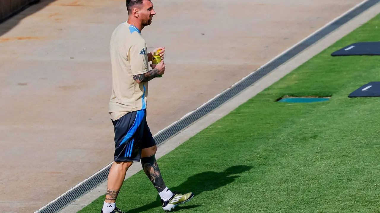 Lionel Messi, durante un entrenamiento en la Copa Am&eacute;rica que se disputa en Estados Unidos. EFE/EPA/ERIK S. LESSER