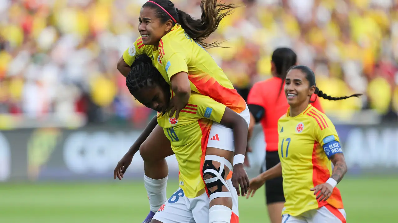 Linda Caicedo (abajo) de Colombia celebra su gol en la final de la Copa Am&eacute;rica Femenina. EFE/ Jose J&aacute;come