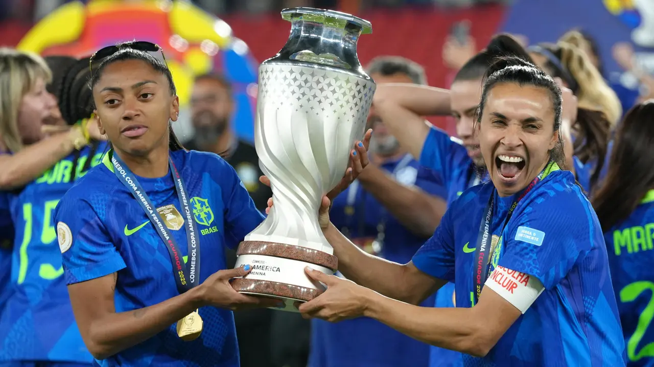 La 'Rainha' del f&uacute;tbol Marta Vieira da Slva (d) y Kerolin (i) exhiben el noveno trofeo de la Copa Am&eacute;rica conquistado por Brasil este s&aacute;bado en diez ediciones que se completaron este a&ntilde;o con la versi&oacute;n acogida por Ecuador en su capital, Quito. EFE/ Vicente Costales